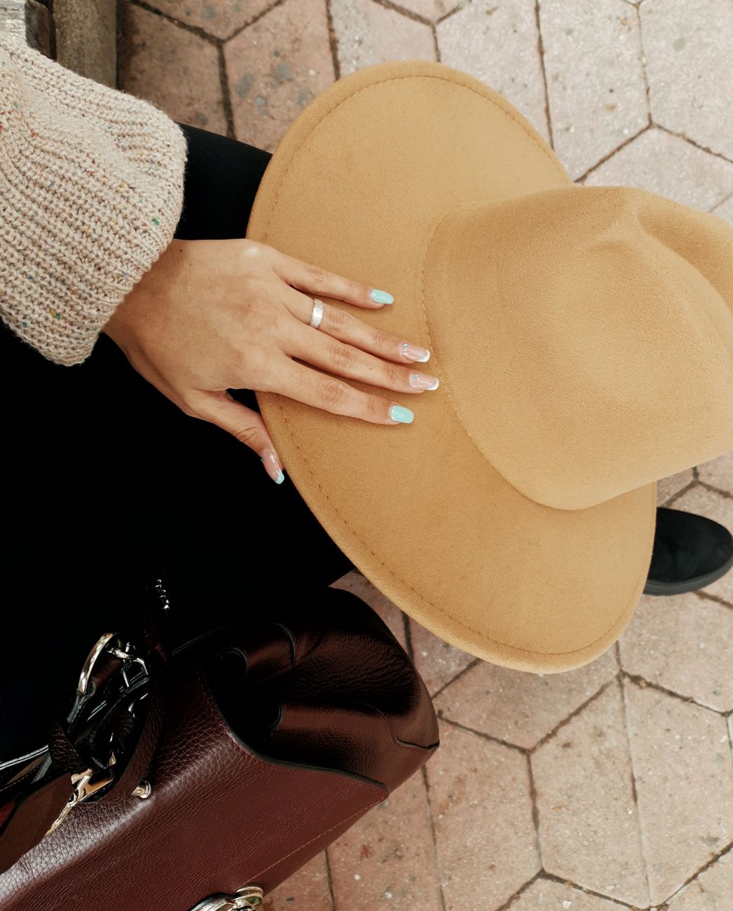 woman hand on hat